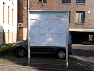 Aufsteller mit Säule 75 mm und Rahmen 60/32 für 16 Stück Aluminiumverbundplatten ( Dicke 3 mm, Kundenmaterial ) sowie einseitiger LED Beleuchtung, Profiloberfläche: eloxiert silber