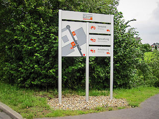 Aufsteller mit Säule 90 mm, Kassettenrahmen und Textpaneel 300/200 mm Profiloberfläche: eloxiert silber