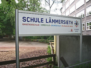 Aufsteller mit Säule 90 mm und U-75 Profilen für Aluminiumverbundplatte ( Dicke 3 oder 4 mm, Kundenmaterial ) Profiloberfläche: eloxiert silber