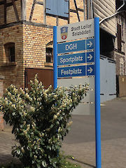 Aufsteller mit Säule 90 mm und Textpaneel 200 /300mm Profiloberfläche: pulverbeschichtet nach RAL 5015