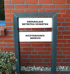 Aufsteller mit Säule 100/60 mm, Quertraverse und Textpaneel 150 mm Profiloberfläche: pulverbeschichtet nach RAL 7016