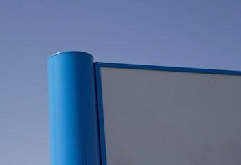 Aufsteller mit Säule 75 mm und Rahmen 60/32 für Aluminiumverbundplatten ( Dicke 2/3/4 mm, Kundenmaterial ) Profiloberfläche: pulverbeschichtet nach RAL 5015