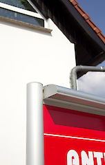 Aufsteller mit Säule 90 mm, einseitiger Rondo 130 LED Beleuchtung und U-43 Profil für Aluminiumverbundplatte ( Dicke 3 oder 4 mm, Kundenmaterial ) Profiloberfläche: eloxiert silber