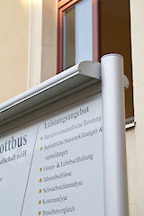 Aufsteller mit Säule 90 mm, beidseitiger Rondo 130 LED Beleuchtung und U-43 Profilen für Aluminiumverbundplatte ( Dicke 3 oder 4 mm, Kundenmaterial ) Profiloberfläche: eloxiert silber