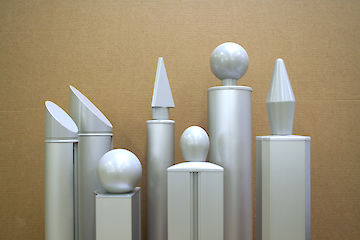 Aufsatzstücke, optional für jede Säule erhältlich.