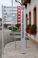 Säule 250-76 mit Textpaneelen und Säule 75 in Silber eloxiert