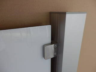 Aufsteller mit Säule 50/50, Plattenhaltern eckig und Distanzpaneel 45 für Aluminiumverbundplatten ( Dicke 4/6/8 mm, Kundenmaterial ) Profiloberfläche: eloxiert silber