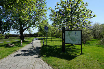 Säule 250-76 mit U-Profilen und Säule 85-85 zur Radwegweisung in RAL 7016 pulverbeschichtet