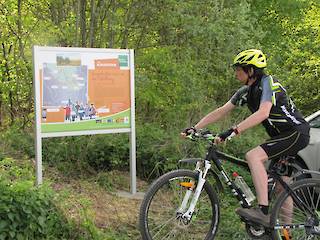 Aufsteller silber eloxiert mit eckiger Säule 50/50 und U-43 Profil für 3 oder 4 mm Aluminiumverbundplatte