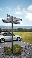 Fahnenwegweiser System XL-Segment mit 3 Ebenen und Textpaneelen 150 - 800 mm lang Profiloberflächen: pulverbeschichtet nach RAL 7016/5010