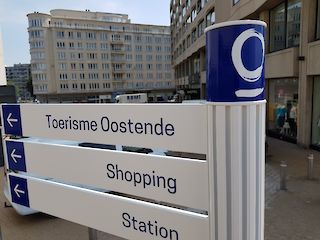 Fahnenwegweiser System S-UNI mit Aussensäule 100 als oberen Abschluss