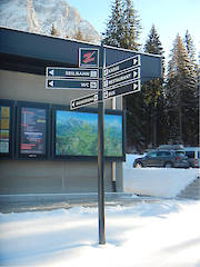 Fahnenwegweiser System-XL Segment mit 4 Ebenen und Textpaneelen 150/300 - 800 mm lang Profiloberflächen: pulverbeschichtet nach RAL 7016/9016