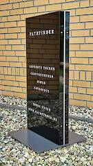 Haubenpylon 1000x500mm, Aluverbund 3mm schwarz, mit Standfuß in DB703