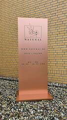 Haubenpylon 1800x700mm, Aluverbund 3mm kupfer-brushed, mit lackiertem Standfuß aus Rahmen 60-32