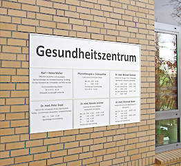 Wandrahmen 50/20 mit horizontalen und vertikalen Trennprofilen, Schildflächenwechsel nach oben