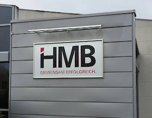 Wandschild mit Rahmen Rondo und darüber montierter Rondo 130 LED-Beleuchtung