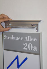 Rahmenprofil 50/20: Die Aluminiumverbundplatten werden beim Wechsel nach oben aus dem Rahmen rausgeschoben.