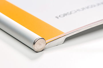 Primus Türschild Standard mit Abschlussniet aus Edelstahl 163 x 148,5 eloxiert silber