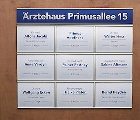 Primus Wegweiser 4 Stück untereinander mit Trennleiste 16 unterteilt