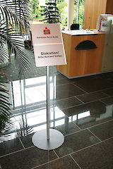 Primus Infoständer 310 x 420 geteilt mit Trennleiste 16 für 2 DIN A4 quer Einleger und Tellerfuß Ø 405 mm pulverbeschichtet nach DB 703