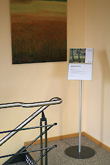 Primus Infoständer 310 x 420 geteilt mit Trennleiste 16 für 2 DIN A4 quer Einleger und Tellerfuß Ø 405 mm pulverbeschichtet nach DB 703